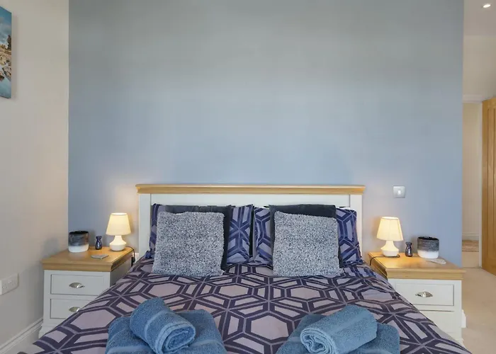 Modern Apartment Private Parking Walk To Beach