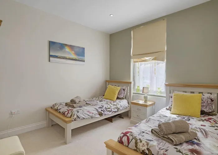 Modern Apartment Private Parking Walk To Beach