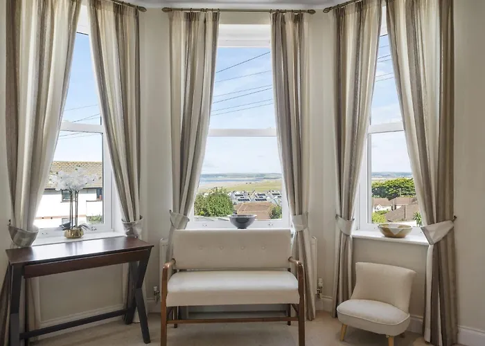 Modern Apartment Private Parking Walk To Beach